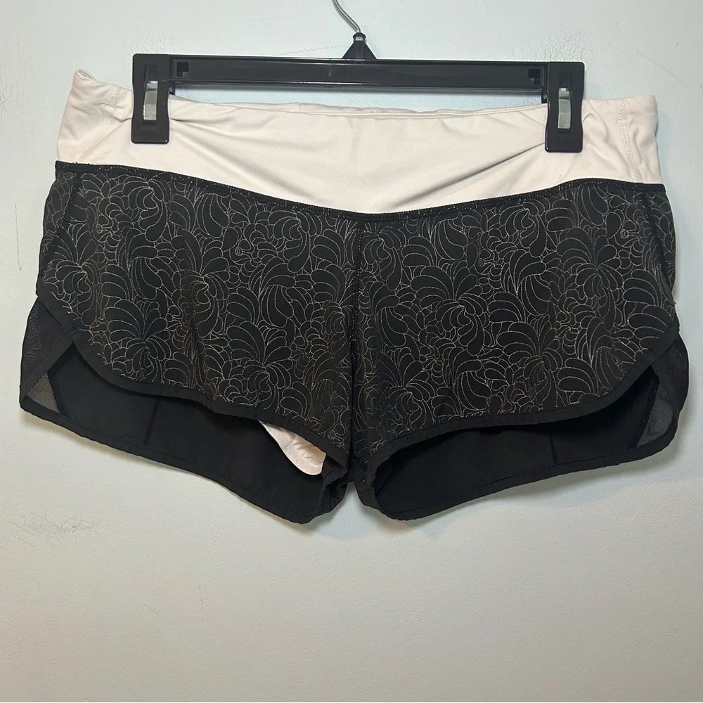 Lululemon White & Black Floral Embossed Speed Up Athletic Shorts Size 12